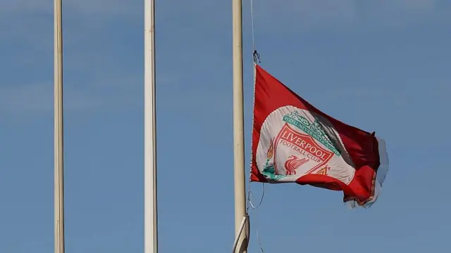 La bandera del Liverpool ondea  a media asta en el estadio de Anfield
