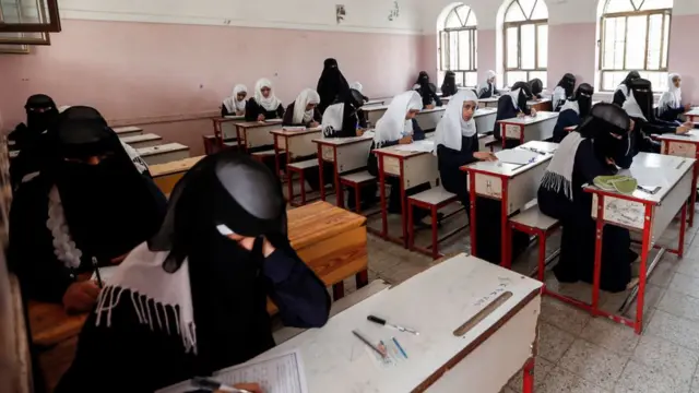 இலங்கை: அரசு தேர்வு எழுதும்போது முகத்திரைக்கு தடை ஏன்?