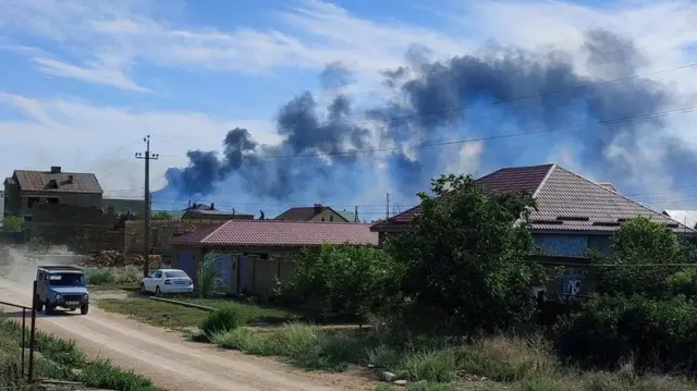 Saky Askeri Üssü'nden yükselen dumanlar