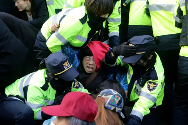 Park Geun-hye'nin gözaltına alınması talebiyle evinin önünde protesto düzenleyen gruba polis müdahale etti