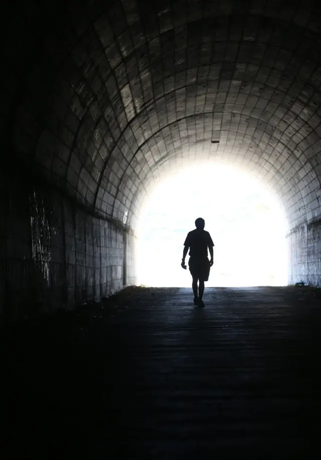 Una figura cruzando un túnel