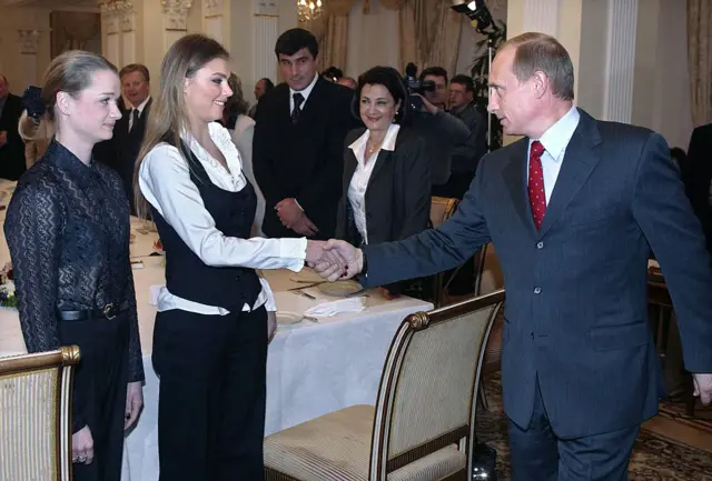 Alina Kabaeva bắt tay Tổng thống Nga Putin tại dinh thự tổng thống ở Novo-Ogaryovo, ngoại ô Moscow, tháng 3 năm 2004
