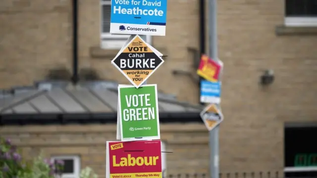 لافتات دعائية للانتخابات المحلية في المملكة المتحدة