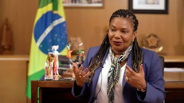 Margareth Menezes à frente da bandeira do Brasil