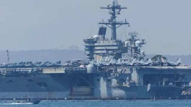 رپوټونه وايي، د یو اېس اېس ابراهم لنکن بېړۍ په مشرتابه د امریکايي سمندري ځواکونو یوه ټولګه منځني ختیځ ته رسېدلې ده.