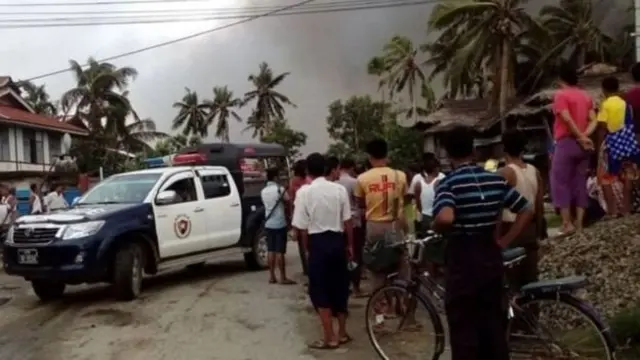 กองทัพปลดปล่อยโรฮิงญาแห่งอาระกัน หรือกลุ่มอาร์ซา เป็นกลุ่มเดียวกันกับที่อยู่เบื้องหลังการโจมตีด่านตำรวจเมื่อเดือนตุลาคมปีที่แล้ว ที่ทำให้ตำรวจ 9 นาย เสียชีวิต