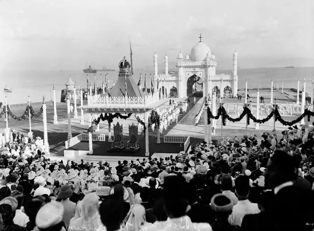 గేట్ వే ఆఫ్ ఇండియా, బ్రిటిషర్లు, ముంబయి, బొంబాయి, ఇండియన్ నేవీ, ఫ్యాషన్ షో, తాజ్‌మహల్ హోటల్