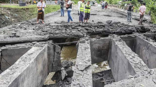 ဂုတ်တွင်းတံတားမိုင်းခွဲခံရပြီး အစိုးရက တော့ငါးရက်အတွင်းပြန်သွားနိုင်အောင်လုပ်မယ်ပြောပါတယ်။