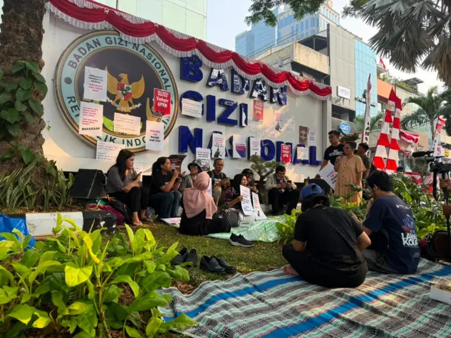 Aksi protes menentang program MBG dan Koperasi Desa Merah Putih di depan kantor Badan Gizi Nasional di Jakarta, Jumat (14/08).