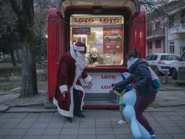 Deda Mraz, žena i dete