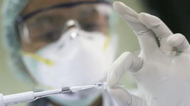 Los médicos realizaron exámenes de todo tipo al personal de la embajada.