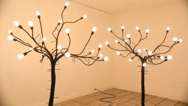 Mohssin Harraki, artiste marocain, propose une installation tout en couleur