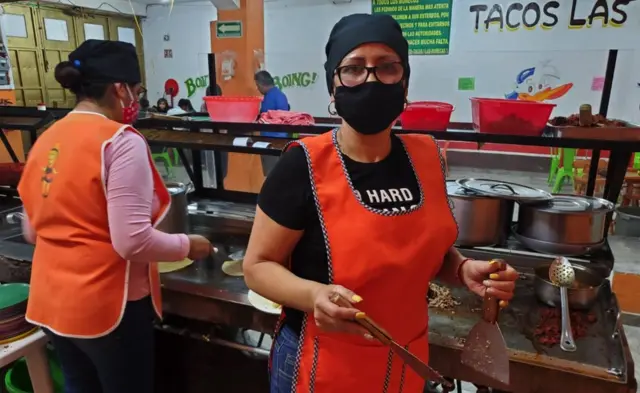 Teresa en la taqueria "Las Muñecas"