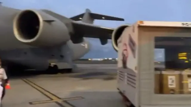 చీతాలను తీసుకొచ్చిన విమానం