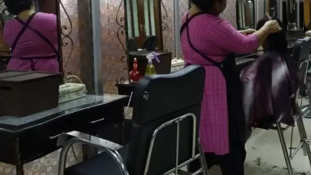 কাটা বা ফেলে দেয়া চুল সংগ্রহ করে উইগ বা পরচুলা তৈরি করা হয়।