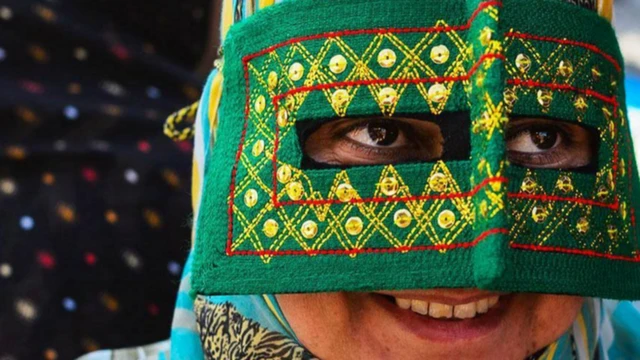 मास्क पहनी हुइ एक ईरानी बंदारी महिला