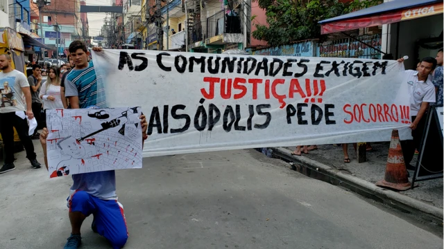 Manifestantes durante protesto na favelablaze blaze jogoParaisópolis