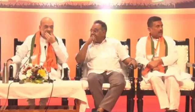 অমিত শাহ ও শমীক ভট্টাচার্যের সঙ্গে শুভেন্দু অধিকারী। 