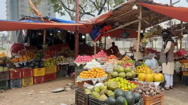 बजाराम बेच्न राखिएका फलफूल 