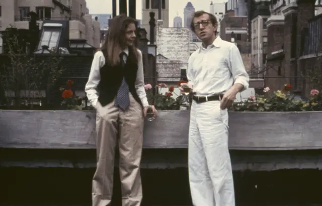 Diane Keaton y Woody Allen tomando vino blanco apoyados contra un muro en una terraza de Manhattan en una escena de la comedia de 1977 "Dos extraños amantes".