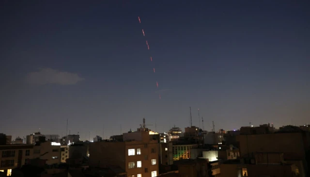 İsrail'in 13 Haziran 2025'te Tahran'a yaptığı saldırının ardından hava savunma karşılık veriyor