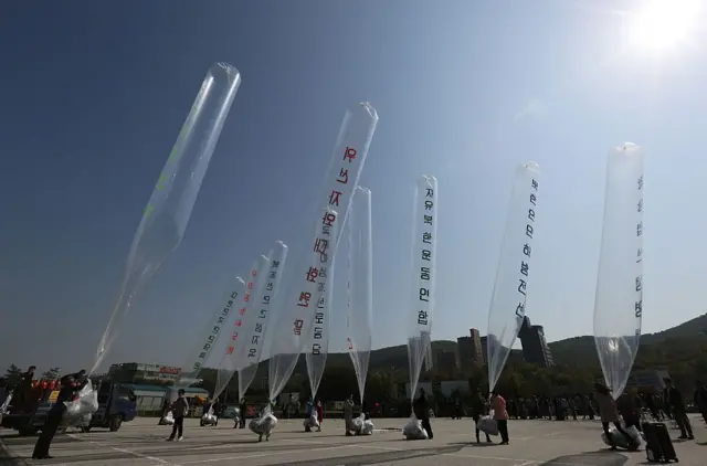 Түштүк Кореяда жашаган түндүк кореялык качкындар Түндүк Кореянын өзөктүк сыноосун айыптаган үгүт баракчаларын ташыган шарларды учурууга даярданып жатышат. 2014-жылдын 10-октябры