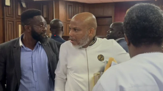 Nnamdi Kanu wọ aṣọ funfun nile ẹjọ pẹlu awọn alabaṣiṣẹpọ rẹ