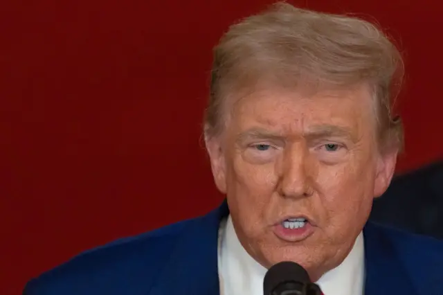 Trump fazendo discurso