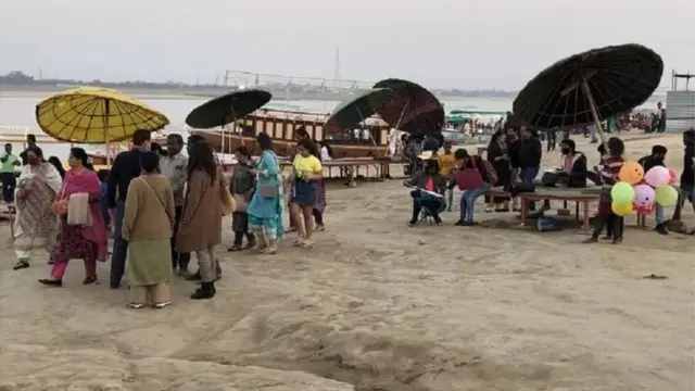 વારાણસીના નિષાદ સમુદાયની કમાણીનો મુખ્ય સ્રોત ગંગાનદી અને અહીં આવનારા પર્યટકો છે