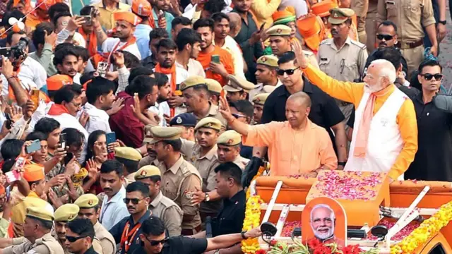 वाराणसीमा निर्वाचन प्रचारप्रसारका क्रममा नरेन्द्र मोदी र योगी आदित्यनाथ