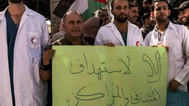 أطباء مستشفى في مدينة الخليل بالضفة الغربية المحتلة ينددون باستهداف المنشآت الطبية في غزة