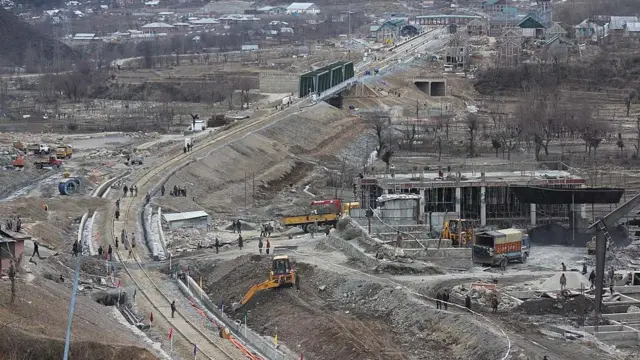 1995 मध्ये उधमपूरहून थेट बारामुल्लापर्यंत रेल्वे नेण्याची योजना आकाराला आली 