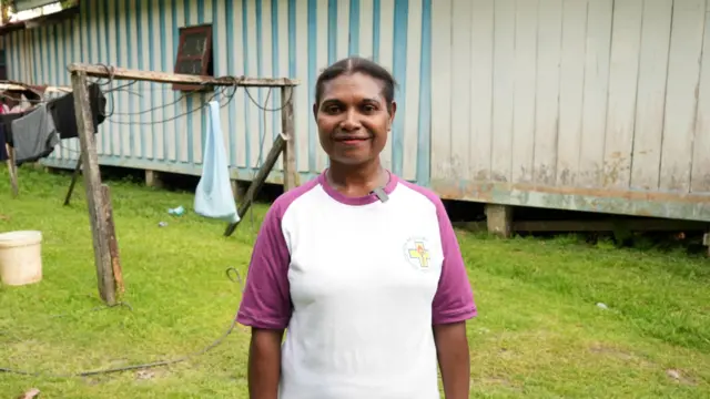 Samarina Tasti, warga yang tinggal dekat pembangunan dapur MBG di Burmeso, Mamberamo Raya. Ia memiliki empat anak yang bersekolah di SMP-SMA.