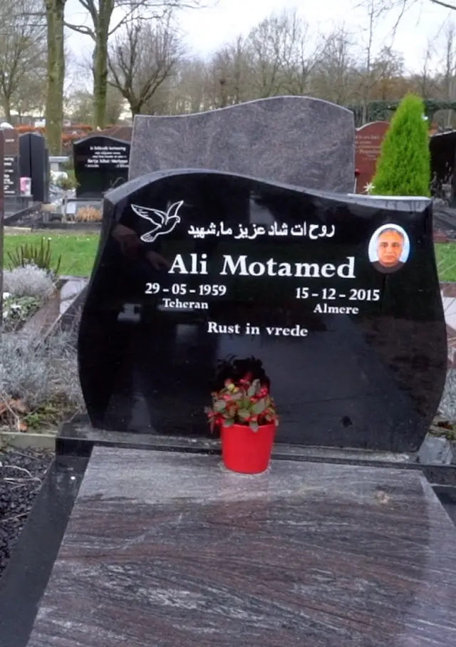 مزار علی معتمد در هلند که پس از قتل مشخص شد نام واقعی‌ او محمدرضا کلاهی است