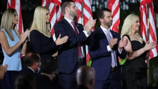 ਆਪਣੇ ਪਿਤਾ ਦੇ ਭਾਸ਼ਣ ਦੌਰਾਨ ਡੌਨਲਡ ਟਰੰਪ ਨੂੰ ਹੱਲਾਸ਼ੇਰੀ ਦਿੰਦੇ ਹੋਏ ਉਨ੍ਹਾਂ ਦੇ ਬੱਚੇ