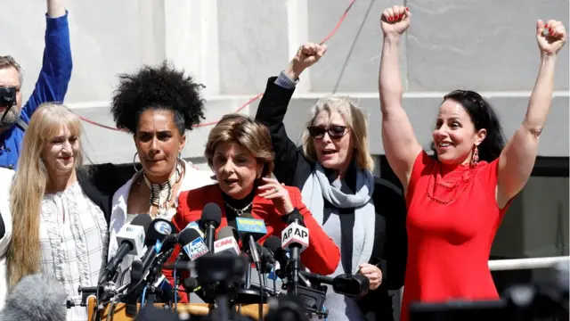 La abogada Gloria Allred junto a otras de las mujeres que denunciaron a Cosby.