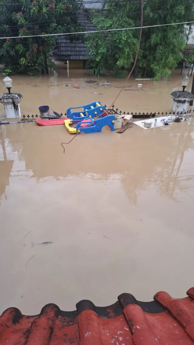 Foto air membanjiri perumahan Pondok Mitra Lestari, Jati Asih (4/3). Seorang warga, Arif (66), terpaksa bertahan di lantai dua rumahnya, akibat banjir yang mulai terjadi sejak sekitar pukul 04.30.