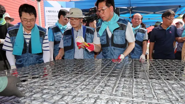 라돈 매트리스 해체 작업 중인 관계자들