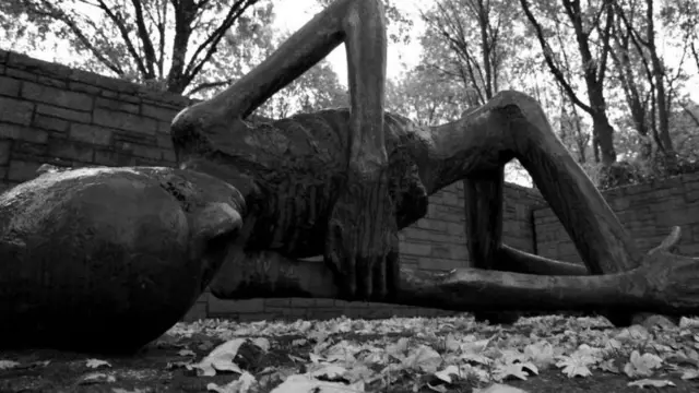 مجسمه «لا دوپورت» اثر فرانسوا سالمون، یادبود جان باختگان اردوگاه کار اجباری نوینگامه