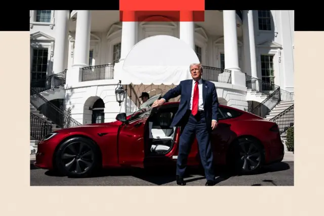 도널드 트럼프 미국 대통령이 백악관 앞에서 테슬라 자동차와 함께 있는 사진