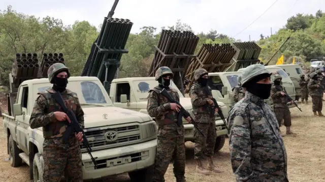 افراد حزبالله لبنان در جریان یک بازدید رسانهای، در نزدیکی چندین پرتابگر موشک در روستای آرامتا در جنوب لبنان ایستادهاند؛ این رویداد در تاریخ ۲۱ مه ۲۰۲۳ و در آستانه سالگرد خروج اسرائیل از لبنان برگزار شد.