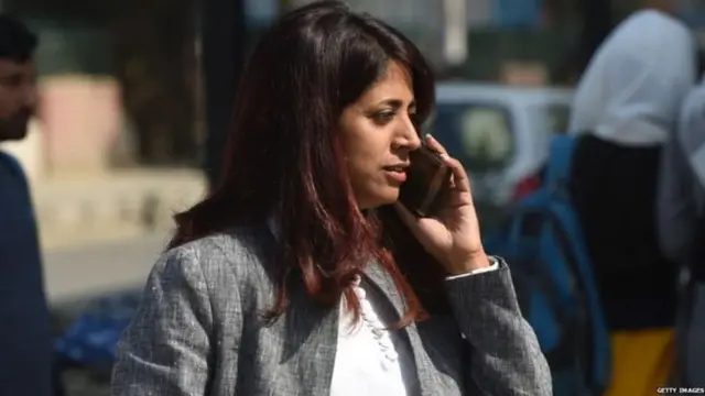 ਮੋਬਾਈਲ ’ਤੇ ਗੱਲ ਕਰ ਰਹੀ ਔਰਤ