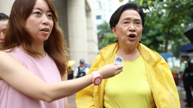 刘慧卿(右)在香港西九龙裁判法院外接受媒体采访(21/8/2026)