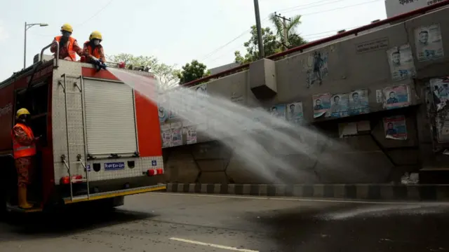 করোনাভাইরাস ধ্বংসে রাস্তায় জীবানুনাশক
