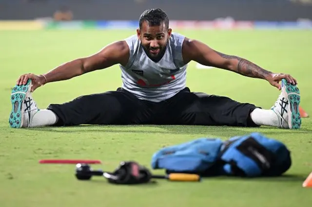 පන්දු වාර දෙකක් තුලදී ලකුණු 22 කට කඩුලු 03ක් දවා ගත් නිව් යෝර්ක් ස්ට්රයිකර්ස් කණ්ඩායම නියෝජනය කළ චාමික කරුණාරත්න තරගයේ වීරයා ලෙස සම්මාන දිනා ගත්තේය.