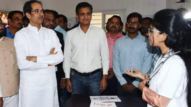 फेब्रुवारी 2020 मध्ये आपला 'आपला दवाखाना' केंद्राचे उद्घाटन करताना तत्कालीन मुख्यमंत्री उद्धव ठाकरे