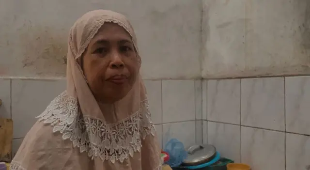 Erma Yenti memasak di rumahnya menggunakan gas LPG 3 kg.