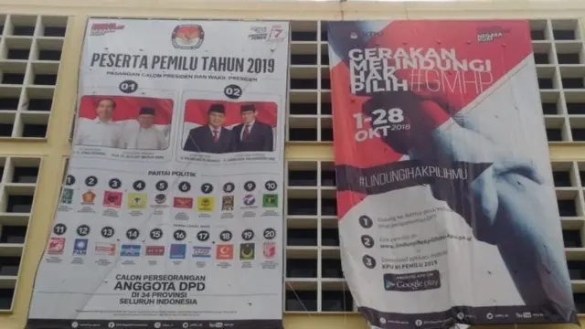 Spanduk raksasa berisi daftar capres-cawapres dan partai peserta Pemilu Serentak 2019.