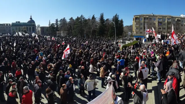 В акциях протеста против строительства ГЭС участвуют тысячи людей