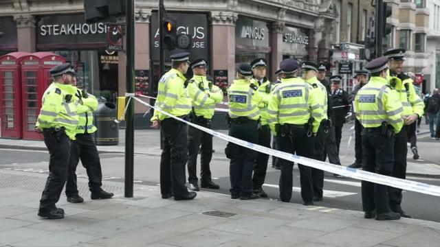 Двое полицейских ранены холодным оружием в центре Лондона - BBC News ...